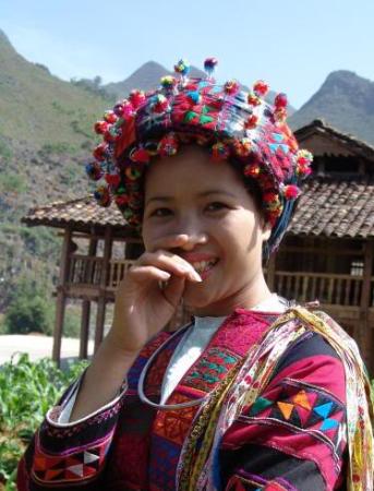 Lên vùng sơn cước ngắm những thiếu nữ Lô Lô xinh đẹp